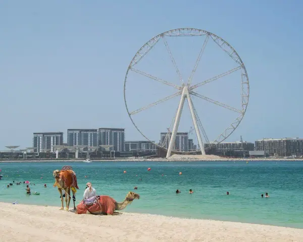 Plaża w Dubaju z wielkim kołem widokowym w tle. Czy do Dubaju trzeba paszport? Tak, ale widok jest wart podróży!