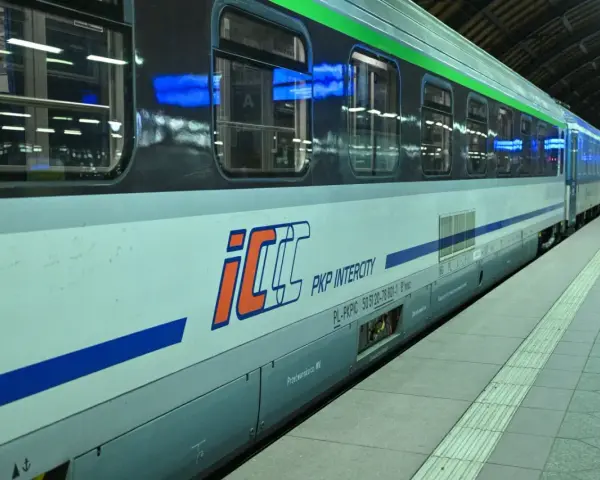 Pociąg PKP Intercity na peronie. Dowiedz się, jak połączyć się z intercity wifi, by podróżować komfortowo.