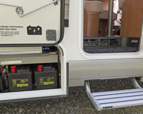 Två batterier i en Fiat Ducato, redo för att byta bodelsbatteri. En utdragbar trappa syns också.
