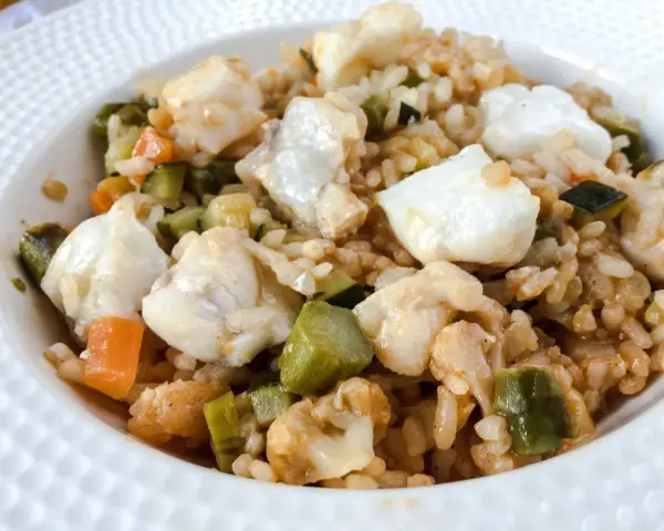 Delicioso arroz con rape y verduras, un plato reconfortante y lleno de sabor.