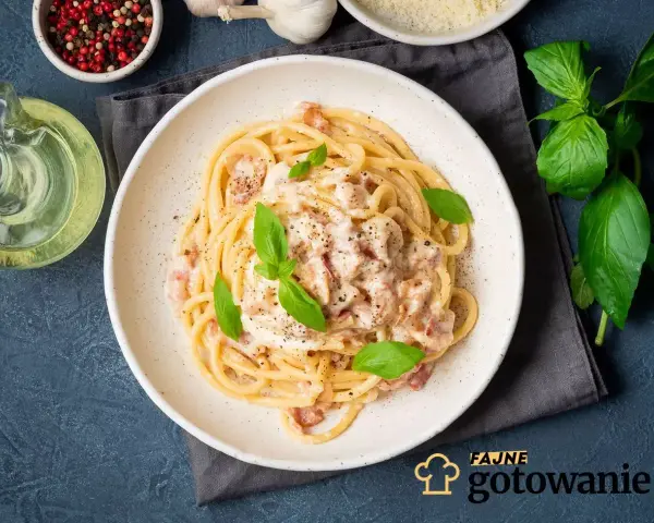 Pyszna carbonara na talerzu, idealna inspiracja, jak zrobić carbonare. Podana z bazylią i pieprzem.