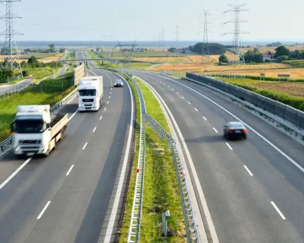 Ile może jechać ciężarówka na autostradzie? Sprawdź ważne przepisy