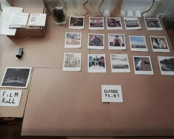 Zdjęcia w stylu Polaroid, obok notatki "FILM ROLL" i "CLASSIC PRINT". Zastanawiasz się, ile kosztuje wydrukowanie zdjęcia w Rossmannie?