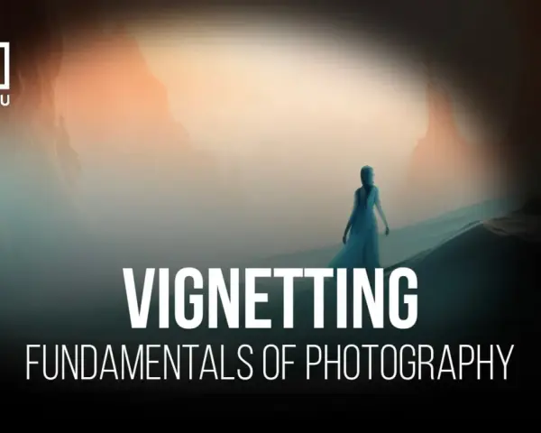 Une femme en robe bleue marche dans un paysage brumeux, le texte "Vignetting" et "Fundamentals of Photography" est superposé.
