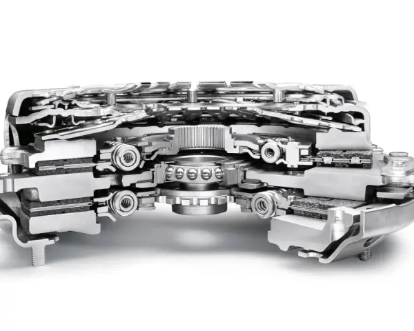 Przekrój skrzyni biegów DSG z widocznymi elementami mechanicznymi i sprzęgłami.