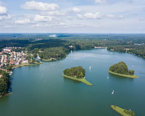 Malownicze jeziora w Polsce na wakacje: zielone wyspy, żaglówki i urokliwe miasteczko nad wodą. Idealne miejsce na wypoczynek.