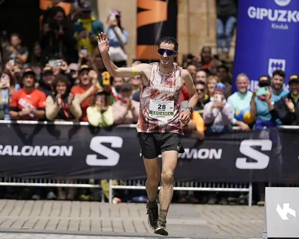 Kilian Jornet cruza la meta en Zegama, saludando a la multitud.