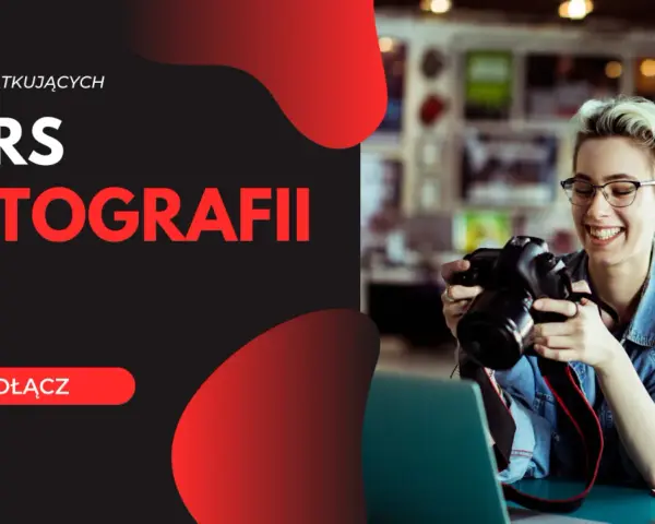 Uśmiechnięta dziewczyna z aparatem, kurs fotografii dla początkujących. Dowiedz się, iso co to jest i jak robić świetne zdjęcia.