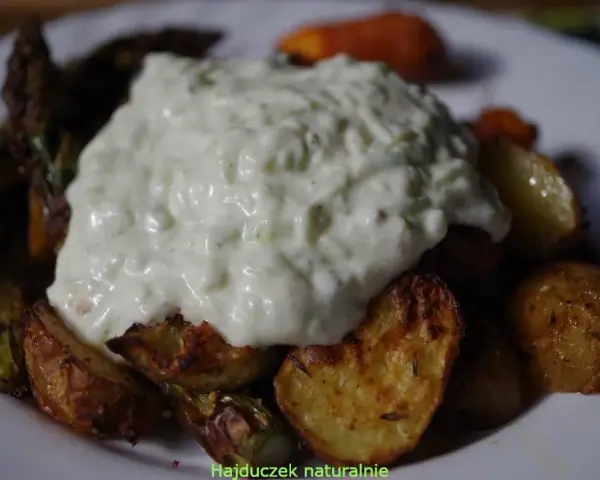 Pieczone ziemniaki i szparagi z kremowym sosem tzatziki. Pyszne i zdrowe danie.