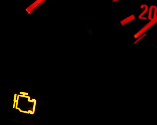 Das **mkl blinkt** auf dem Armaturenbrett. Die gelbe Motorkontrollleuchte leuchtet neben der roten Tachonadel.