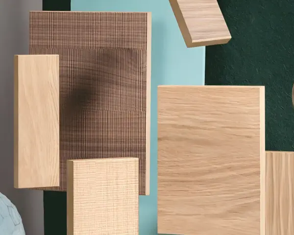 Muestras de madera con veta marcada, algunas con texturas lineales y otras lisas, sobre fondos de colores.