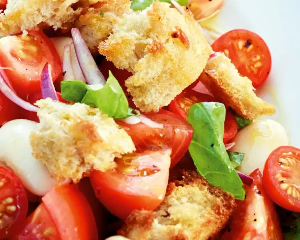 Ein frischer Brotsalat mit Tomaten, Mozzarella und Basilikum. Dieses Brotsalat Rezept ist perfekt für den Sommer.