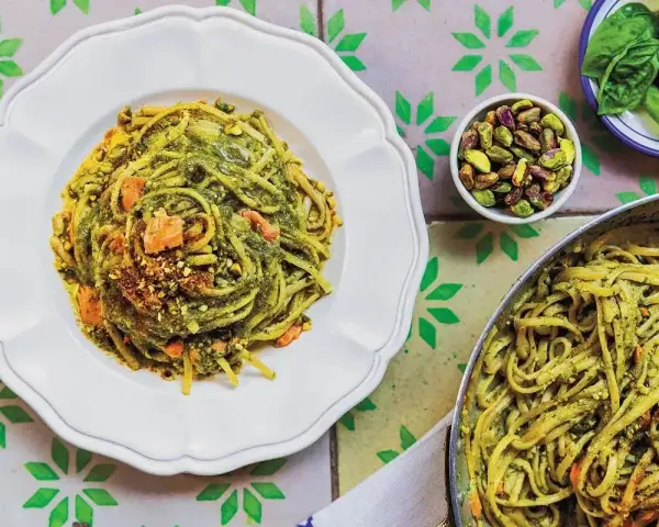 Makaron z pesto, posypany pistacjami i kawałkami łososia. Idealny pomysł, co dodać do makaronu z pesto, by był jeszcze pyszniejszy.