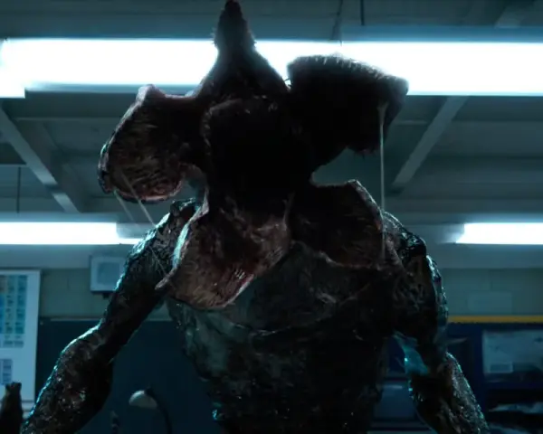 Potwór z serialu Stranger Things, Demogorgon, z otwartą paszczą w klasie.