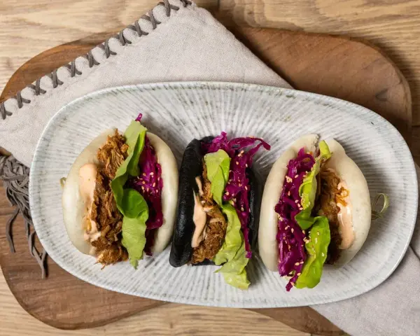 Pyszne bułeczki bao z szarpaną wieprzowiną, czerwoną kapustą i sałatą. Idealne na szybki lunch, oto prosty przepis na bułeczki bao!