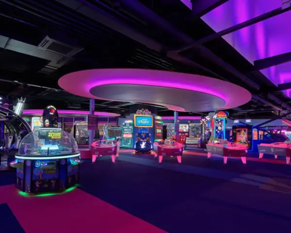 Bunte Spielautomaten und Air-Hockey-Tische in einem beleuchteten Gamestate Potsdamer Platz.