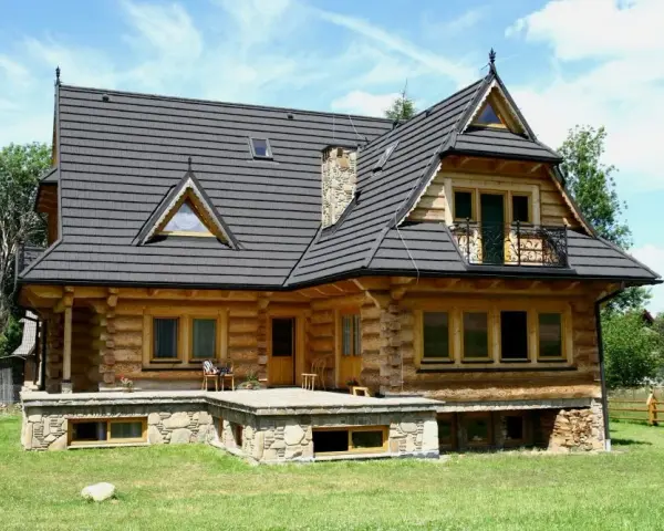 Jakie drewno wybrać do budowy domów z bali? Sprawdź najlepsze opcje