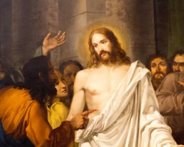 Ein Mann zeigt auf Jesus, der von einer Menge umgeben ist. Die Frage "warum Jesus von Nazareth" wird in diesem Moment der Anklage oder des Zweifels gestellt.