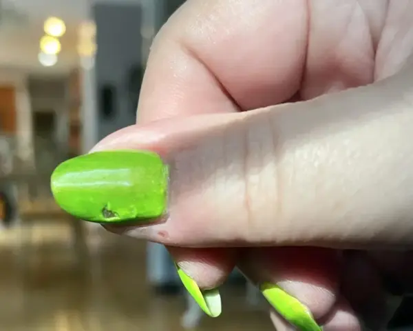Zastanawiasz się, ile schnie lakier do paznokci? Ten jaskrawozielony manicure wygląda na świeżo pomalowany, ale czy jest już suchy?