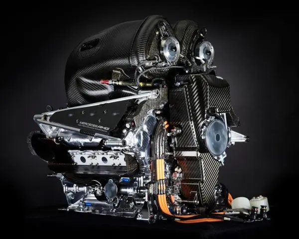 Motor Mercedes-AMG de alta tecnología, anticipando los motores F1 2026. Diseño complejo en fibra de carbono y metal pulido.