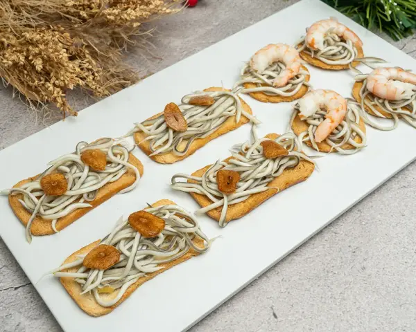 Deliciosas tostas con gulas y gambas, perfectas para tus recetas con gulas para cenar. Un bocado exquisito.