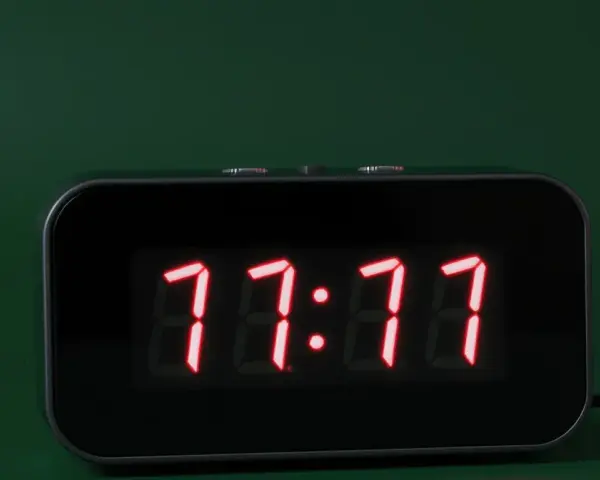 Cyfrowy zegar pokazuje 11:11. To moment, gdy numerologiczna 11 i 7 łączą się, tworząc magiczną chwilę.