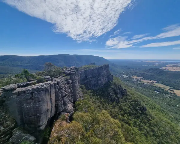 Majestatyczne australijskie góry Grampians z klifami i zielonymi dolinami pod błękitnym niebem.