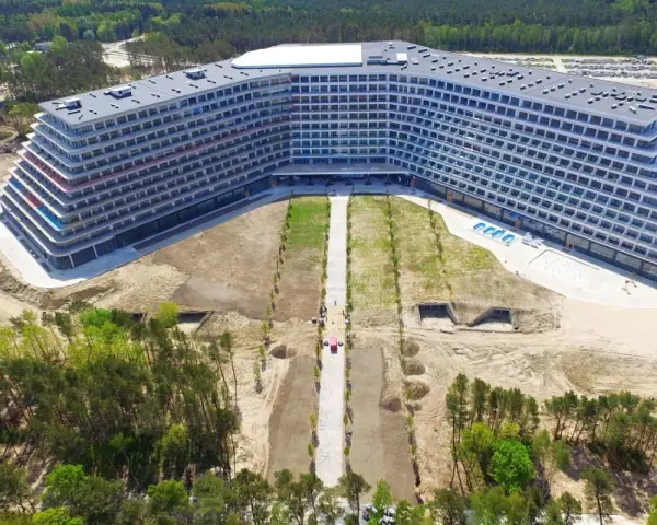 Ogromny hotel Gołębiewski w Pobierowie, z tarasami i basenem. Ile pokoi ma hotel Gołębiewski w Pobierowie? Tego nie widać, ale jest ich mnóstwo!