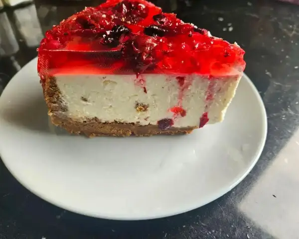 Pyszny sernik na zimno z galaretką i owocami leśnymi na kruchym spodzie. Idealny na letnie popołudnie.