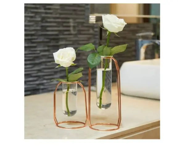 Dos jarrones de cristal grandes con rosas blancas, ideales para decorar tu hogar con elegancia.