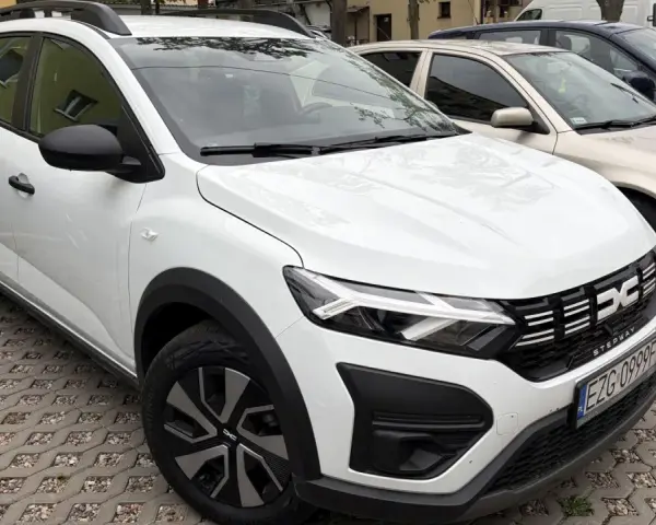Biały Dacia Sandero Stepway na parkingu. Wiele osób szuka dacia sandero stepway opinie, ten model wygląda obiecująco.