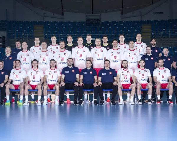 Reprezentacja Polski w piłce ręcznej mężczyzn w komplecie, gotowa do walki.