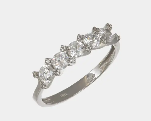 Anello in argento con cinque zirconi incastonati, un simbolo di eleganza e valore.