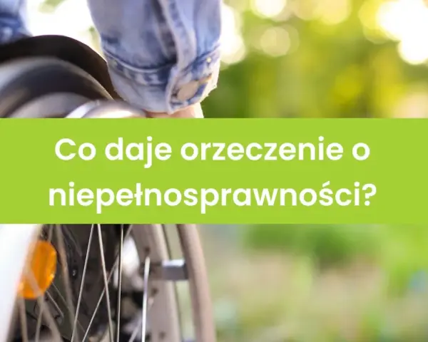 Osoba na wózku inwalidzkim, z zielonym banerem "Co daje orzeczenie o niepełnosprawności?". Dostępność i wsparcie dla grupy inwalidzkiej.
