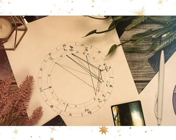 Astrologiczna mapa nieba z symbolem raka. Świeca, zioła i karty tworzą mistyczną atmosferę.