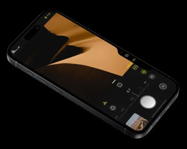 L'application appareil photo iPhone affiche un paysage désertique. Les réglages de mise au point et de zoom sont visibles.