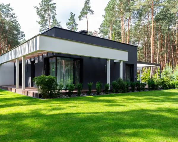 Nowoczesny dom 150m2 otoczony lasem. Zastanawiasz się, jaki jest koszt budowy domu 150m2?