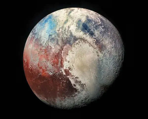 Plutón, con su carta astral de colores rojizos, blancos y azules, revela un paisaje helado y misterioso en el espacio.