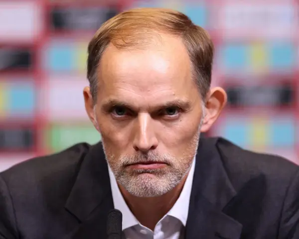 Thomas Tuchel, były trener Chelsea, z poważną miną przed mikrofonem.