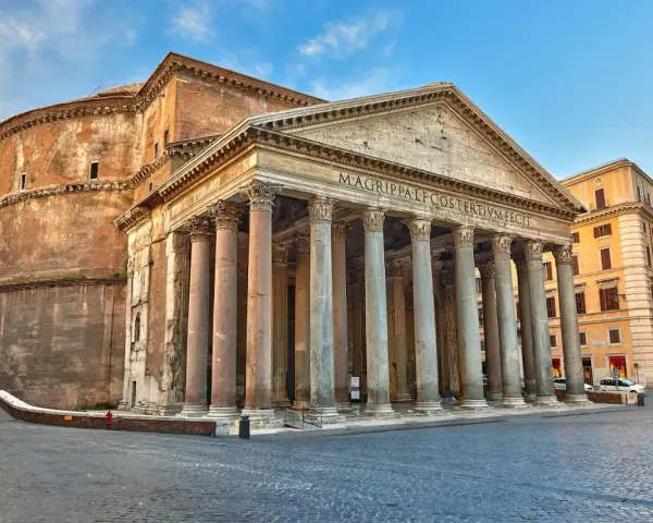 Le Panthéon de Rome, chef-d'œuvre antique, se dresse majestueusement avec ses colonnes imposantes et son dôme emblématique.