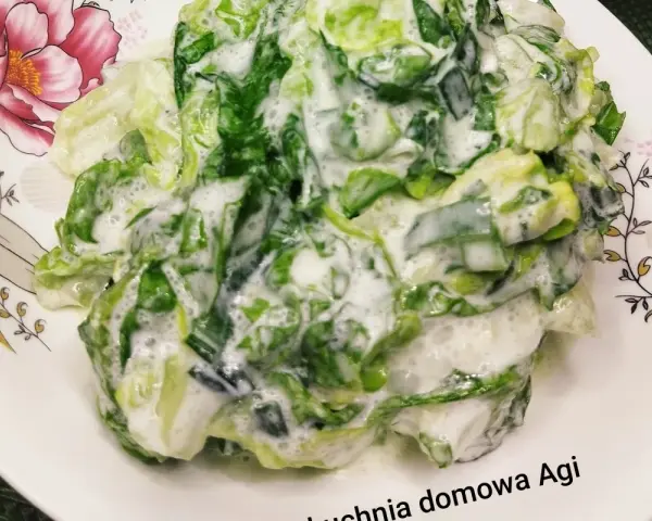 Sałatka z sałaty masłowej z kremowym dressingiem. Prosty pomysł, co zrobić z sałaty masłowej na lekki posiłek.