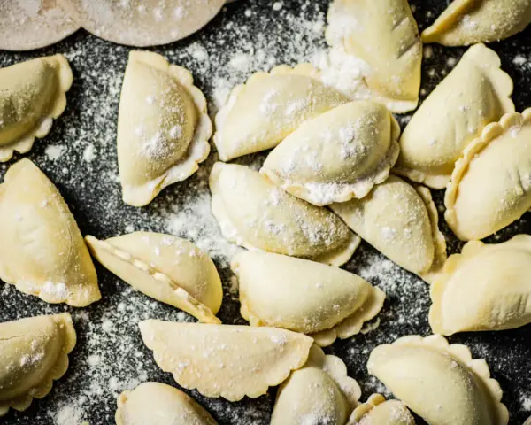 Surowe pierogi, gotowe do gotowania. Idealne na keto obiad, jeśli masz dobry pierogi keto przepis.