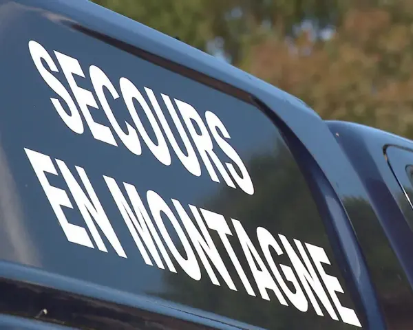 Véhicule de secours en montagne, prêt à intervenir sur le GR20, même en cas de mort.