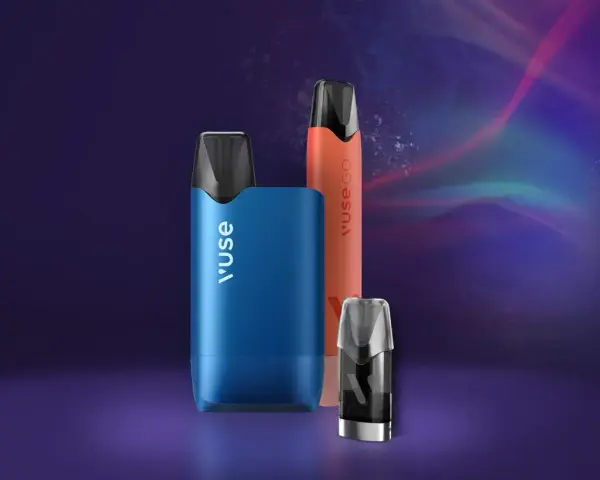 Tres pods vape de diferentes colores: azul, naranja y uno transparente con líquido.