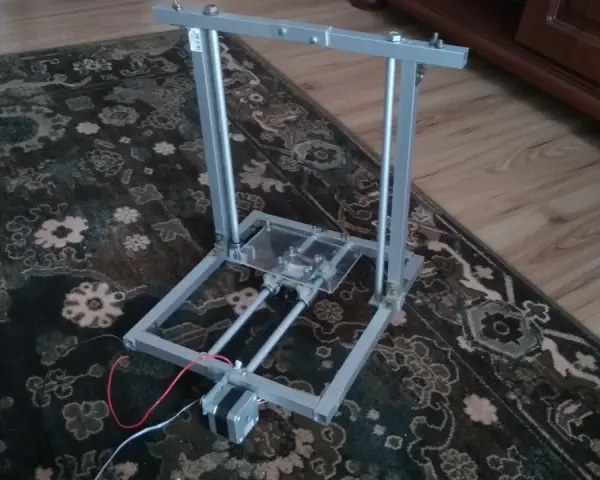 Samodzielnie zbudowana drukarka 3d diy, gotowa do pracy.