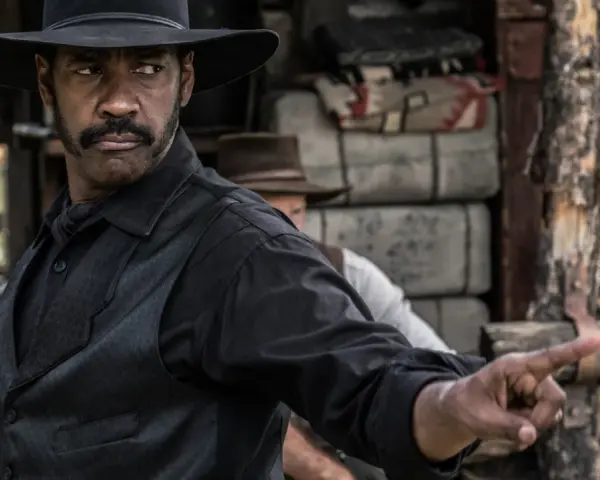 Denzel Washington w westernowym kapeluszu, jak w jego najlepszych filmach, wskazuje palcem.