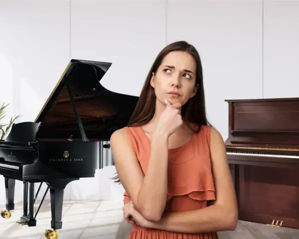 Kobieta zastanawia się, czy wybrać elegancki fortepian, czy klasyczne pianino.