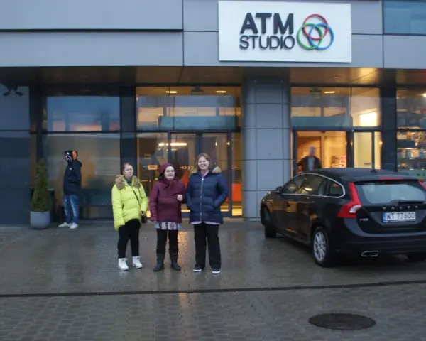 Przed budynkiem ATM Studio, gdzie jest nagrywane Koło Fortuny, stoją trzy dziewczyny.