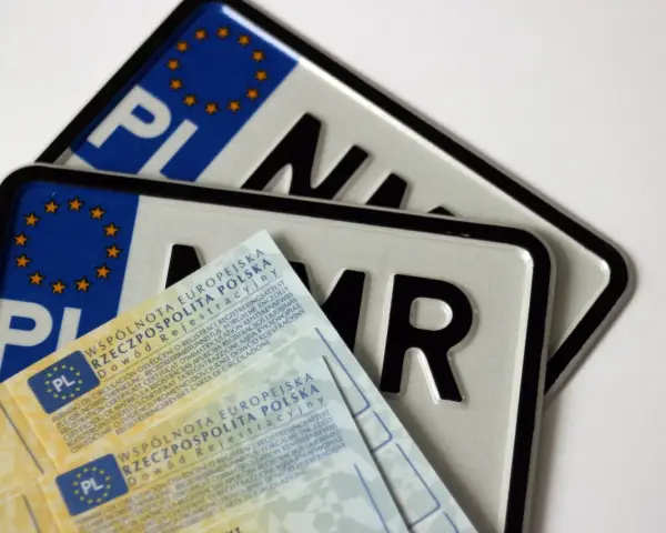 Dwa polskie dowody rejestracyjne i tablice z literami "NMR". Cały proces **cal rejestracja** jest tu widoczny.