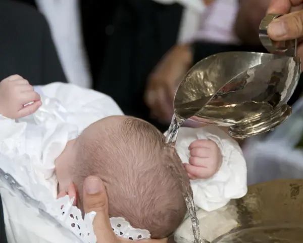 Kiedy robi się chrzciny? Odpowiedni czas na chrzest dziecka